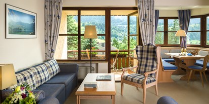 Mountainbike Urlaub - Preisniveau: moderat - Füssen - Standard-Apartment, Wohnbereich inklusive Sitzecke im Erker - Dorint Sporthotel Garmisch-Partenkirchen