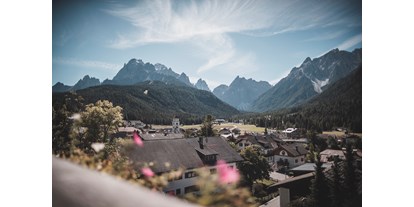 Mountainbike Urlaub - organisierter Transport zu Touren - Südtirol - Blick vom Balkon auf die Sextner Dolomiten - Bikehotel Alpenblick