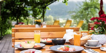 Mountainbike Urlaub - Ladestation Elektroauto - Wagrain - Stoa-Breakfast auf der Terrasse - Das Stoaberg