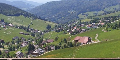 Mountainbike Urlaub - MTB-Region: DE - Schwarzwald - Steinen (Landkreis Lörrach) - Blick auf Todtnauberg Richtung Süd-Westen vom Heidegger Rundweg - Panorama Lodge Sonnenalm Hochschwarzwald