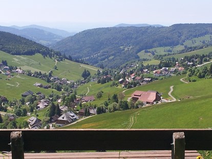Mountainbike Urlaub - Deutschland - Blick auf Todtnauberg Richtung Süd-Westen vom Heidegger Rundweg - Panorama Lodge Sonnenalm Hochschwarzwald