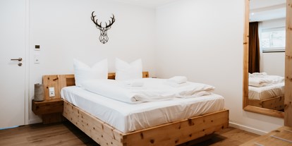 Mountainbike Urlaub - Sauna - Schmallenberg - Schlafzimmer mit Doppelbett im Homert Apartment  - My Lodge Winterberg