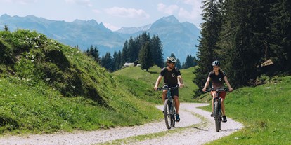 Mountainbike Urlaub - Bikeverleih beim Hotel: E-Mountainbikes - Davos Wiesen - Hotel Fernblick Montafon