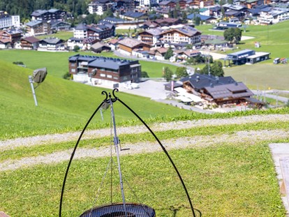 Mountainbike Urlaub - Biketransport: Bergbahnen - St. Johann in Tirol - Grillstelle/Feuerstelle mit toller Aussicht ins Tal - Ferienwohnungen Perfeldhof