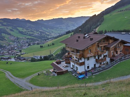 Mountainbike Urlaub - Biketransport: Bergbahnen - St. Johann in Tirol - Sonnenaufgang am Perfeldhof - Ferienwohnungen Perfeldhof