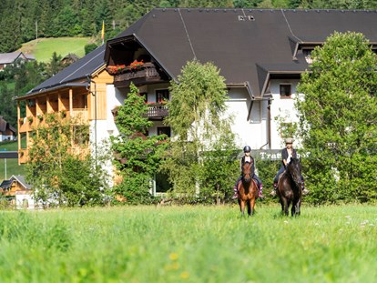 Mountainbike Urlaub - organisierter Transport zu Touren - Feld am See - Hauseigener Reitstall - Austritte in der Natur - Hotel GUT Trattlerhof & Chalets****