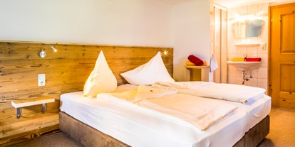 Mountainbike Urlaub - Umgebungsschwerpunkt: Fluss - Österreich - Zimmer mit Badezimmer im Chalet Bascht - Chalets Marolden