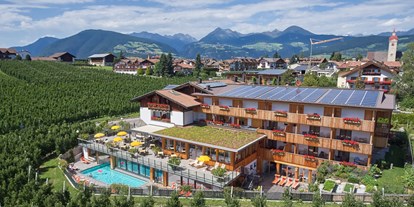 Mountainbike Urlaub - organisierter Transport zu Touren - Südtirol - Unser Hotel liegt wunderschön inmitten von Apfelplantagen. - Hotel Jonathan ****