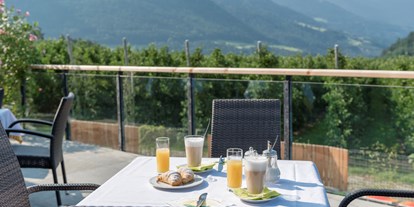 Mountainbike Urlaub - Massagen - Trentino-Südtirol - Genießen Sie ein reichhaltiges Frühstück von unserer Sonnenterrasse. - Hotel Jonathan ****