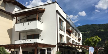 Mountainbike Urlaub - Massagen - Trentino-Südtirol - Hotel (Haupthaus). Gebäude mit 25 Zimmer, Speisesaal, Lobby & Barbereich, Terrasse mit Getränkeservice, Wellnessbereich, videoüberwachtes Bike Depot. - Hotel Innerhofer 