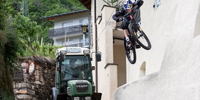 Mountainbike Urlaub - Schwimmen - Südtirol - Auch Fabio Wibmer hat schon bei uns die Trails und Gassen erkundet ;) - Hotel Traminerhof