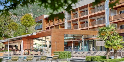 Mountainbike Urlaub - organisierter Transport zu Touren - Südtirol - Mediterraner Garten mit Kuschelliegen - Feldhof DolceVita Resort