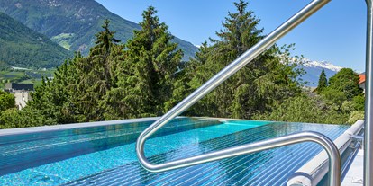 Mountainbike Urlaub - Biketransport: öffentliche Verkehrsmittel - Südtirol - Großer Panorama-Whirlpool 34 °C auf dem Feldhof-Dach - Feldhof DolceVita Resort