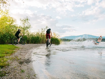 Mountainbike Urlaub - Biketransport: öffentliche Verkehrsmittel - Österreich - Am eigenen Badestrand am Faaker See - Ferienwohnungen und Seebungalows am Faaker See - Karglhof OG