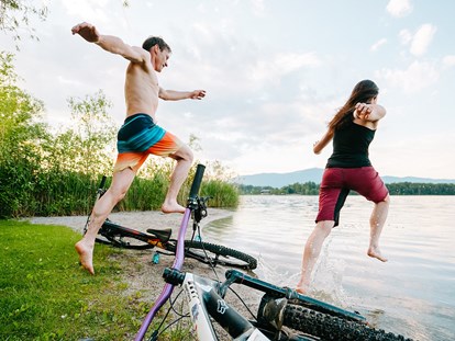 Mountainbike Urlaub - organisierter Transport zu Touren - Feld am See - Am eigenen Badestrand - nach einem erlebenisreichen MTB-Tag. - Ferienwohnungen und Seebungalows am Faaker See - Karglhof OG