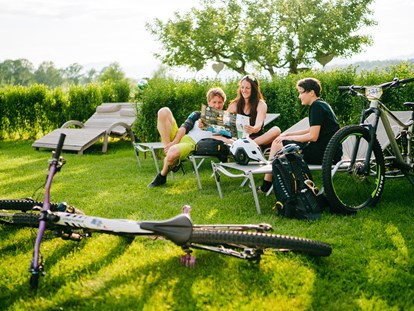 Mountainbike Urlaub - organisierter Transport zu Touren - Chillen im Garten - Ferienwohnungen und Seebungalows am Faaker See - Karglhof OG