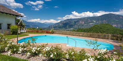 Mountainbike Urlaub - Garten - Südtirol - solarbeheiztes Freischwimmbad mit Ausblick - Hotel Sigmundskron