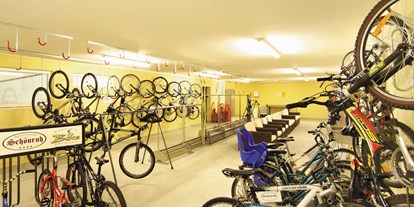 Mountainbike Urlaub - organisierter Transport zu Touren - Tiroler Oberland - Unser Bikeraum auf 170m² - Sporthotel Schönruh