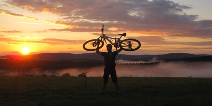 Mountainbike Urlaub - Bikeverleih beim Hotel: Zubehör - Thüringen Süd - Abendstimmung in Frauenwald - Gasthaus Waldfrieden