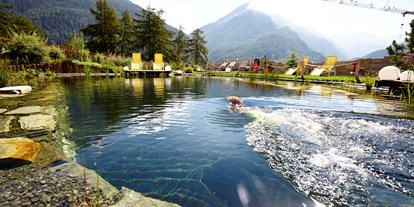 Mountainbike Urlaub - Hotel-Schwerpunkt: Mountainbike & Ruhe - Tiroler Oberland - Garten mit Badeteich am Hotel - Alpengasthof Grüner