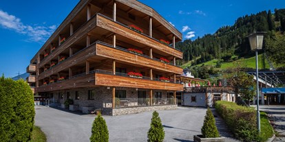 Mountainbike Urlaub - Parkplatz: kostenlos beim Hotel - Tiroler Unterland - Aussenansicht Aktivhotel Tuxerhof - Aktivhotel Tuxerhof KG