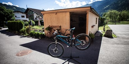 Mountainbike Urlaub - Garten - Tiroler Unterland - Fahrradgarage 1 - Aktivhotel Tuxerhof KG