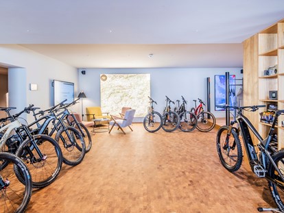Mountainbike Urlaub - Biketransport: öffentliche Verkehrsmittel - Österreich - SIMPLON Test Ride Center - Alpen Hotel Post