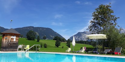 Mountainbike Urlaub - Pools: Außenpool beheizt - Bad Mitterndorf - beheizter Pool im Hotelgarten  - Landhotel Häuserl im Wald 