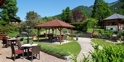 Mountainbike Urlaub - Garten - Tiroler Unterland - Der große, idyllische Hotel-Garten - direkt am Fuße des Wendelstein - Hotel Der Alpenhof