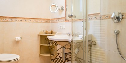 Mountainbike Urlaub - Massagen - Tiroler Unterland - Moderne Badezimmer mit Dusche in jeder Zimmer-Kategorie - Hotel Der Alpenhof