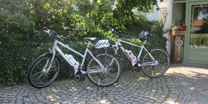 Mountainbike Urlaub - Umgebungsschwerpunkt: Stadt - Ostbayern - Wer ganz ohne Anstrengung die Gegend erkunden will, kann sich bei uns ein E-Bike leihen. Die Elektrofahrräder haben einen integrierten Akku, der sich bei Bedarf einschalten und in verschiedenen Stufen regeln lässt. Mit der Unterstützung durch den Motor sind längere und schwierigere Touren als mit dem „normalen“ Rad möglich. Unsere Fahrräder der Marke KTM sind für jedes Gelände geeignet. Ob Sie nun eine gemütliche Tour entlang der Donau oder eine rasante Fahrt durch den hügeligen Bayerischen Wald planen – mit unseren E-Bikes haben Sie immer Rückenwind! - Hotel Lindenhof***