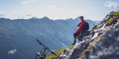 Mountainbike Urlaub - Bikeverleih beim Hotel: E-Mountainbikes - Davos Wiesen - Pause und Aussicht geniessen - Hotel Strela