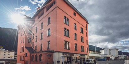 Mountainbike Urlaub - Hotel-Schwerpunkt: Mountainbike & Wandern - Davos Platz - Ausssenansicht Sommer - Hotel Ochsen