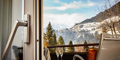 Mountainbike Urlaub - Ladestation Elektroauto - Österreich - Panorama Zimmer mit Balkon und Blick auf Bad Gastein und die Gasteiner Bergwelt - CESTA GRAND Aktivhotel & Spa