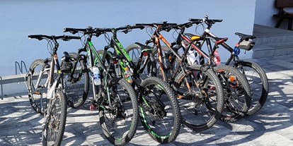 Mountainbike Urlaub - Biketransport: öffentliche Verkehrsmittel - Südtirol - Radplatz für eine kurze Rast
(abschließbarer Keller vorhanden) - B&B HOTEL MOTEL SONNECK 