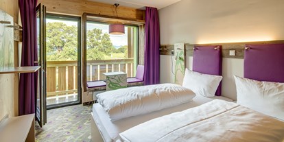 Mountainbike Urlaub - Tirol - Trendige Design-Zimmer mit vielen Ablageflächen und Sitzbank im Panoramafenster. - Explorer Hotel Ötztal