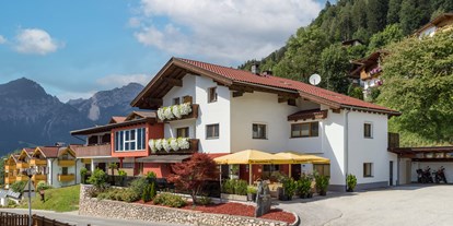 Mountainbike Urlaub - Fahrradwaschplatz - Tiroler Unterland - Hotel Sonnleiten Bruck Aussenansicht - Hotel Sonnleiten