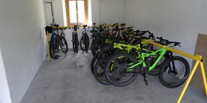 Mountainbike Urlaub - Bikeverleih beim Hotel: Zubehör - Graubünden - Bikegarage - Hotel al Rom
