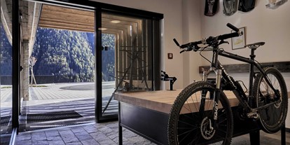 Mountainbike Urlaub - Fahrradwaschplatz - St. Leonhard (Trentino-Südtirol) - Radkeller mit Werkbank - The Peak Sölden
