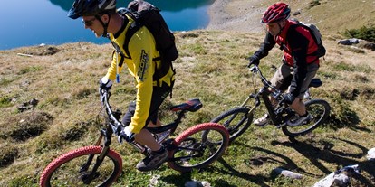 Mountainbike Urlaub - Bikeverleih beim Hotel: E-Mountainbikes - Davos Wiesen - Das Brandertal bietet coole Biketouren - auch mit Guide!  - Hotel Walliserhof