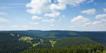 Mountainbike Urlaub - Therme - Thüringen Süd - Aussicht aus dem AHORN Panorama Hotel Oberhof auf den Thüringer Wald. - AHORN Panorama Hotel Oberhof