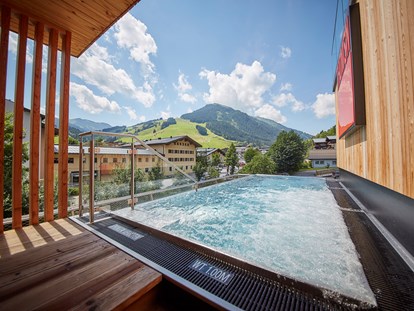 Mountainbike Urlaub - Biketransport: öffentliche Verkehrsmittel - Österreich - Infinity Pool - THOMSN - Alpine Rock Hotel