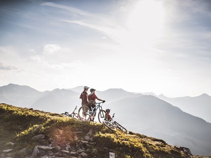 Mountainbike Urlaub - Ladestation Elektroauto - Österreich - Biking - THOMSN - Alpine Rock Hotel
