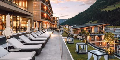 Mountainbike Urlaub - Hotel-Schwerpunkt: Mountainbike & Wellness - Bad Gastein - Außenansicht Sommer - DAS EDELWEISS - Salzburg Mountain Resort