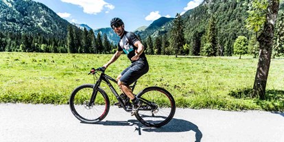Mountainbike Urlaub - Ladestation Elektroauto - Garmisch-Partenkirchen - Alpenhotel Tyrol - 4* Adults Only Hotel am Achensee