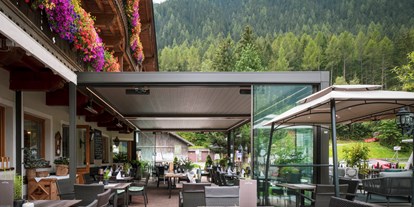 Mountainbike Urlaub - Umgebungsschwerpunkt: Berg - St. Leonhard im Pitztal - unsere Sonnenterrasse mit Pergola - Hotel Café Brunnenhof