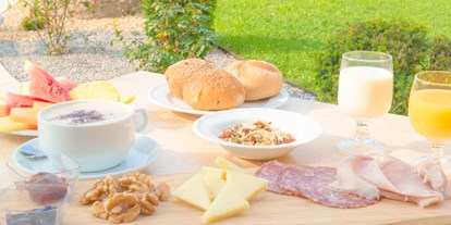 Mountainbike Urlaub - Umgebungsschwerpunkt: See - Lombardei - Frühstück auf der Terrasse - Hotel Residence La Pertica