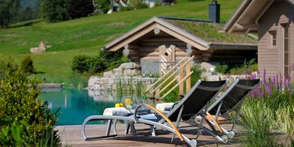 Mountainbike Urlaub - Pools: Außenpool beheizt - Baiersbronn - Hotel Engel Obertal Wellnesshotel Schwarzwald Liegewiese - Hotel Engel Obertal