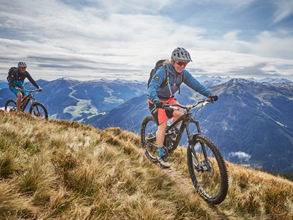 Mountainbike Urlaub - Bikeverleih beim Hotel: E-Mountainbikes - AlpenParks Hotel & Apartment Sonnleiten Saalbach