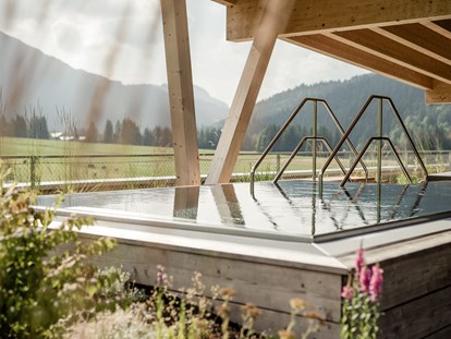 Mountainbike Urlaub - Pools: Infinity Pool - Japanisches Onsen-Becken auf dem Rooftop des Mountain Spring Spa - HUBERTUS Mountain Refugio Allgäu